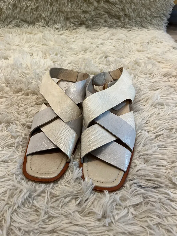 sandalias blancas de cuero