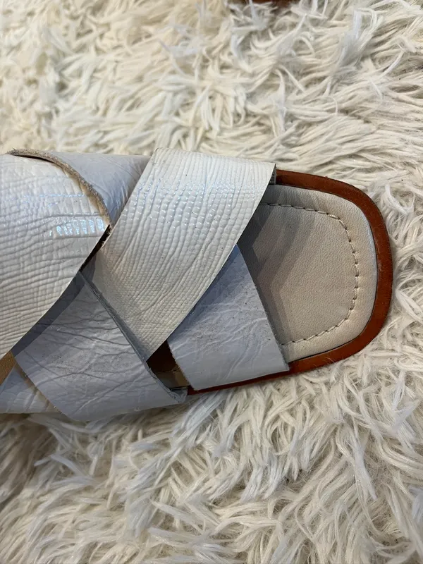 sandalias blancas de cuero