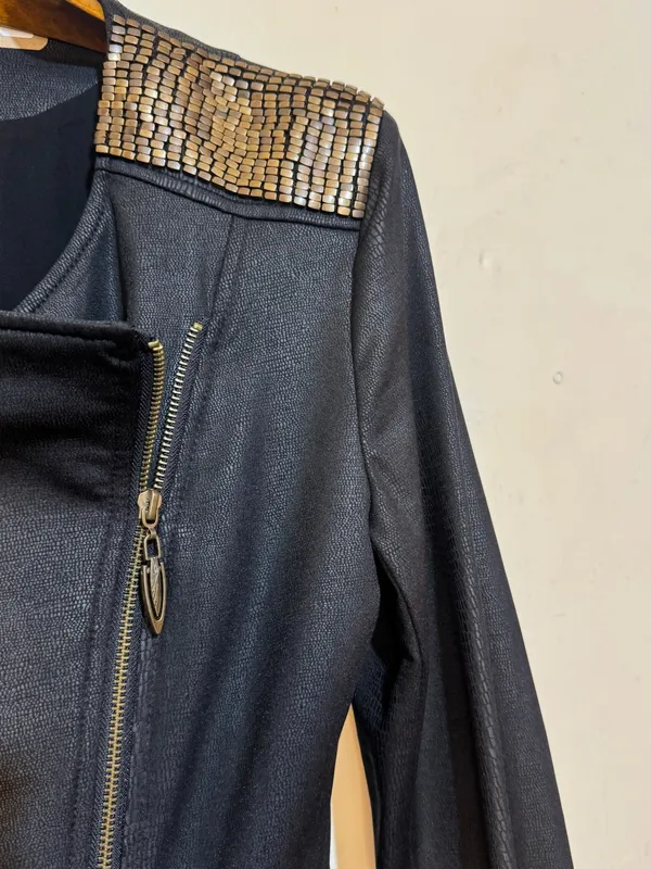 Chaqueta croco y tachas