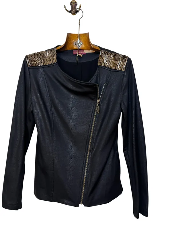 Chaqueta croco y tachas