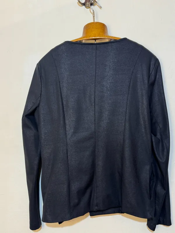 Chaqueta croco y tachas