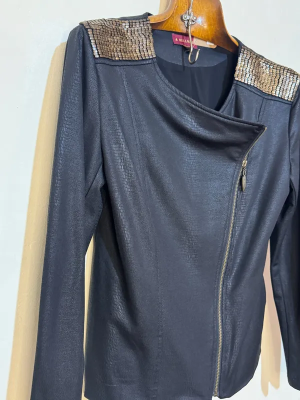 Chaqueta croco y tachas