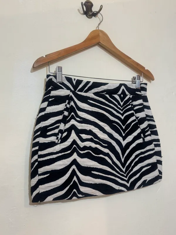 Mini falda tela con bolsillos cebra