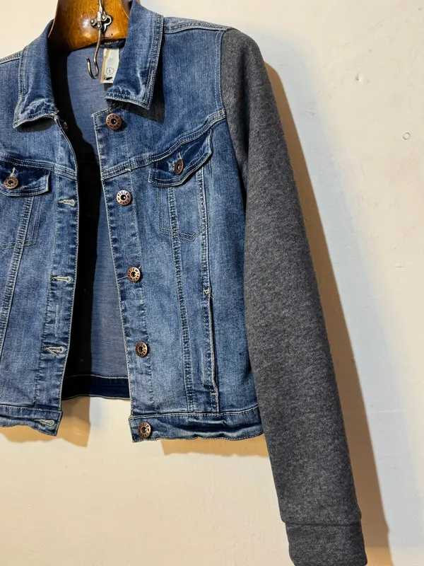 Campera de jean mangas jogging