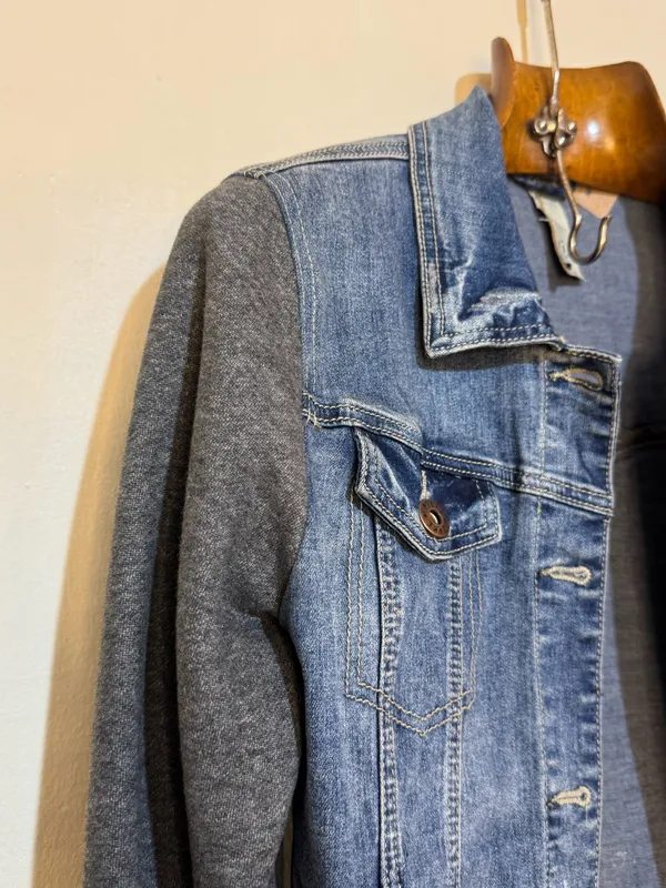 Campera de jean mangas jogging