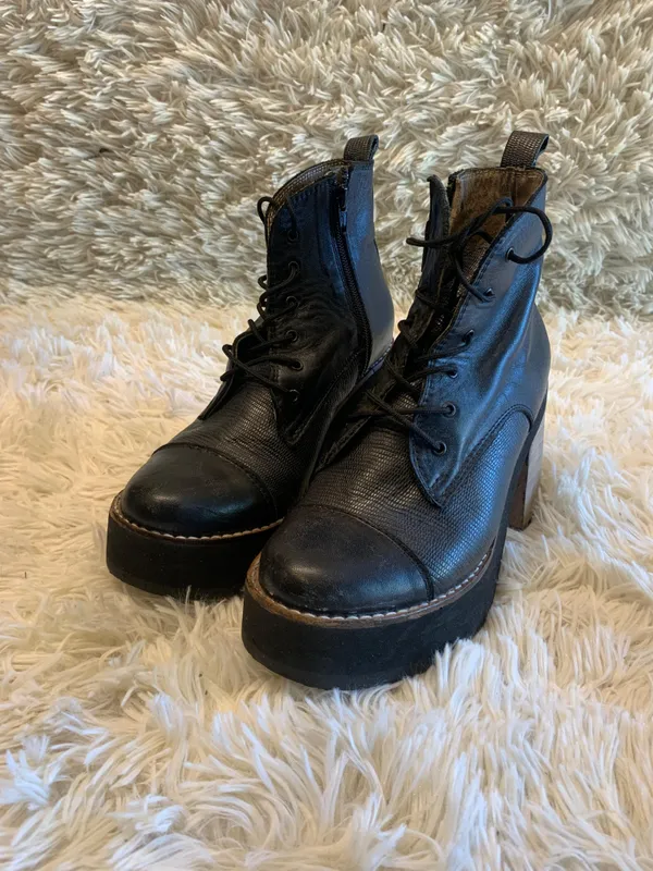 Botin cuero negro