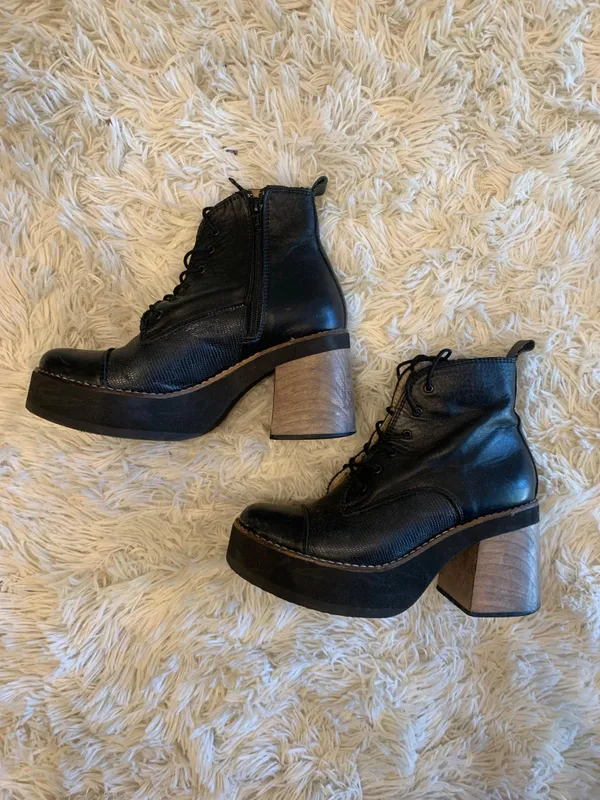 Botin cuero negro