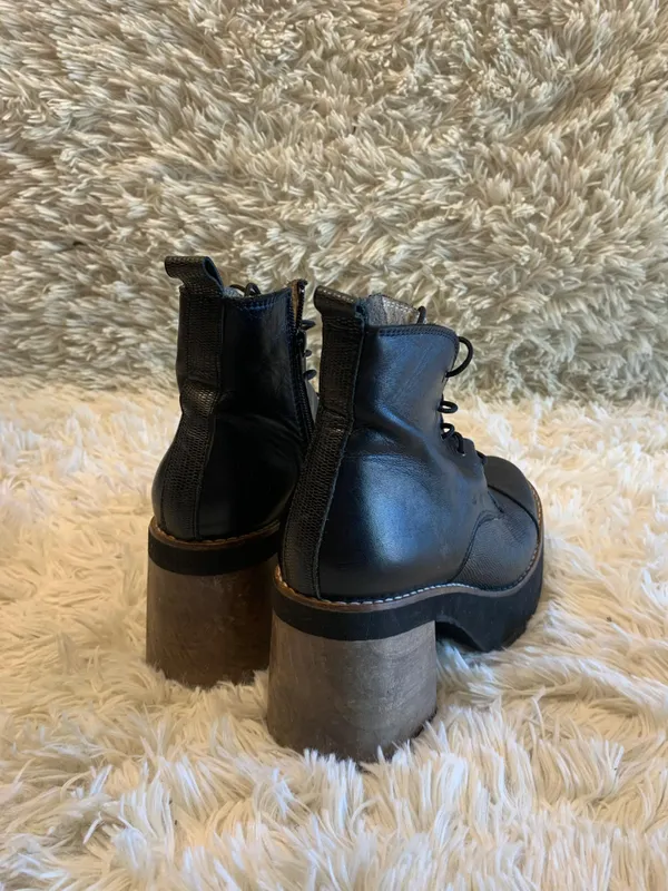 Botin cuero negro