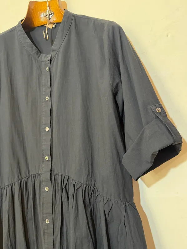 Vestido negro abotonado