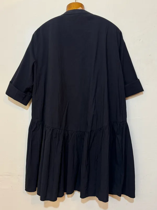 Vestido negro abotonado