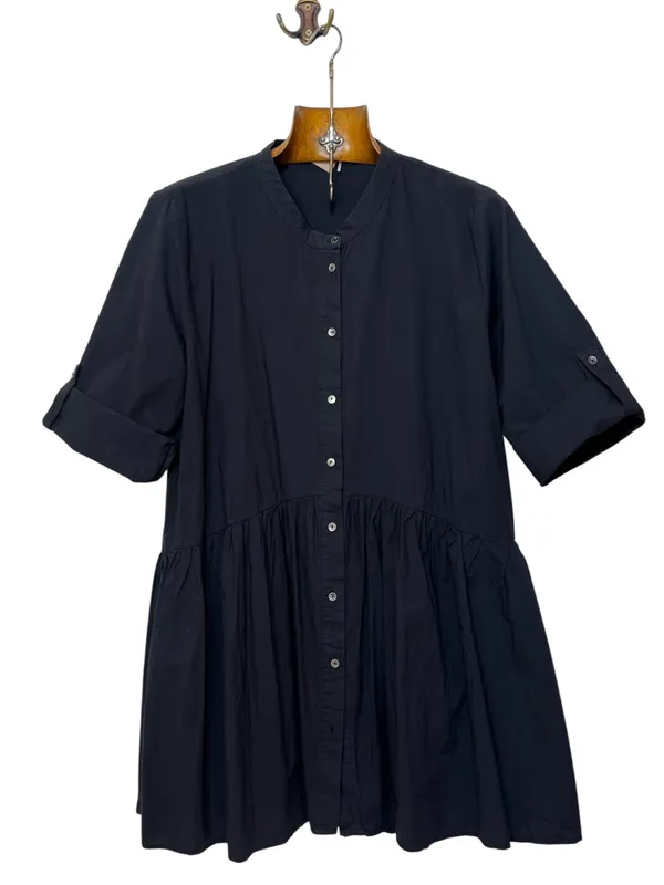 Vestido negro abotonado