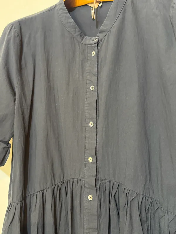 Vestido negro abotonado