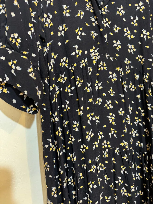 Vestido floreado negro crepe