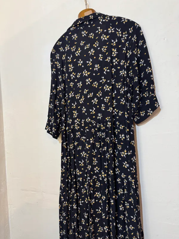 Vestido floreado negro crepe