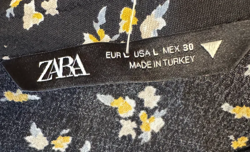 Vestido floreado negro crepe