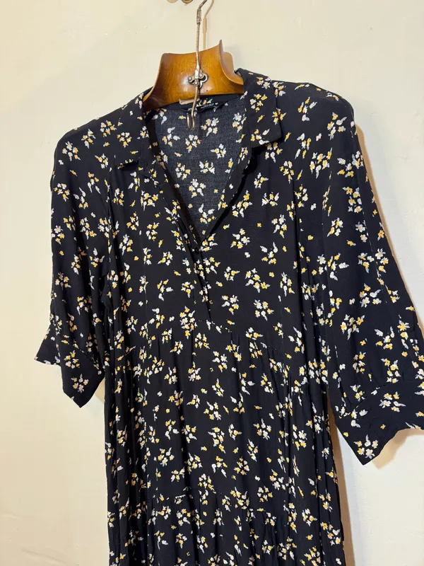 Vestido floreado negro crepe