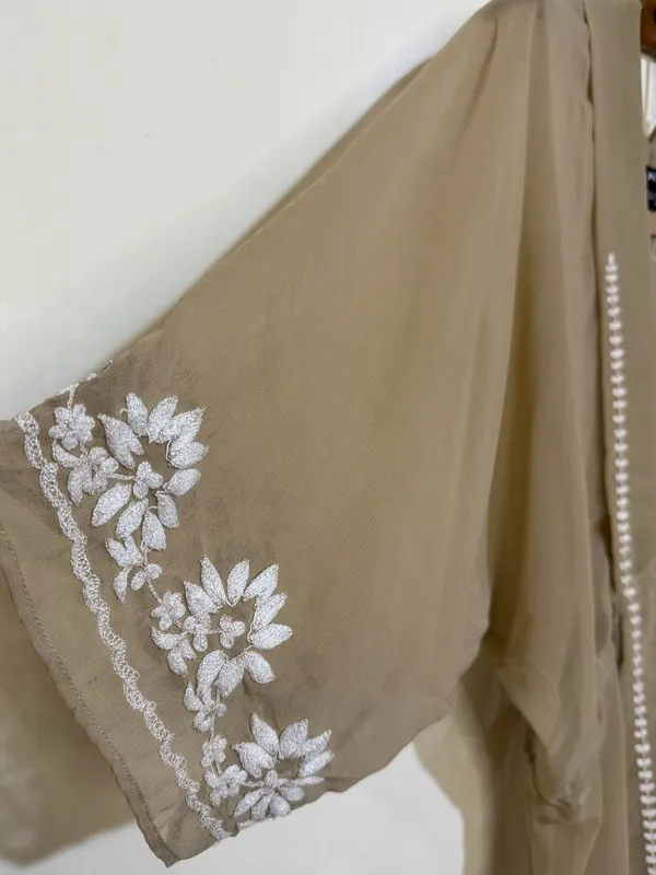 Kimono beige con bordado