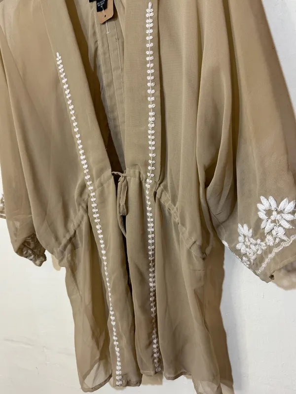 Kimono beige con bordado