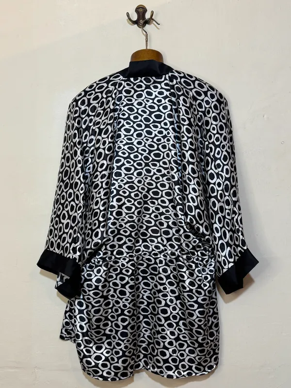 Kimono seda blanco y negro