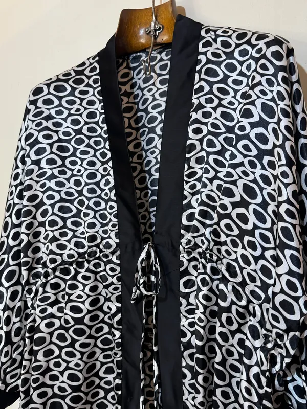 Kimono seda blanco y negro