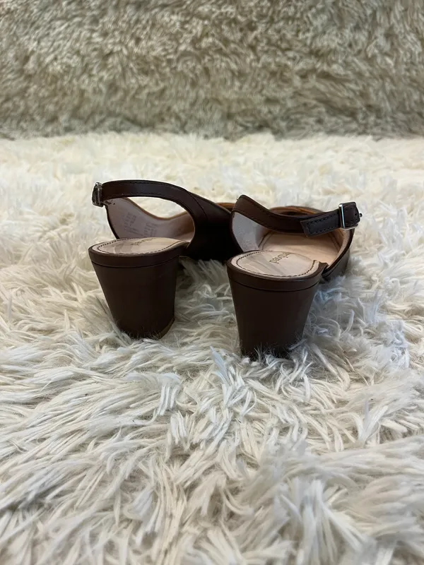 Zapato cuero marrón taco