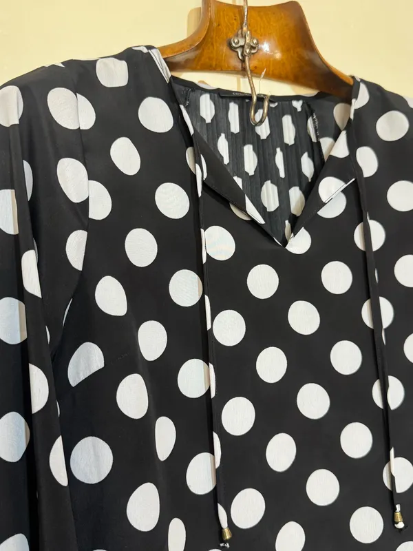 Blusa lunares blancos