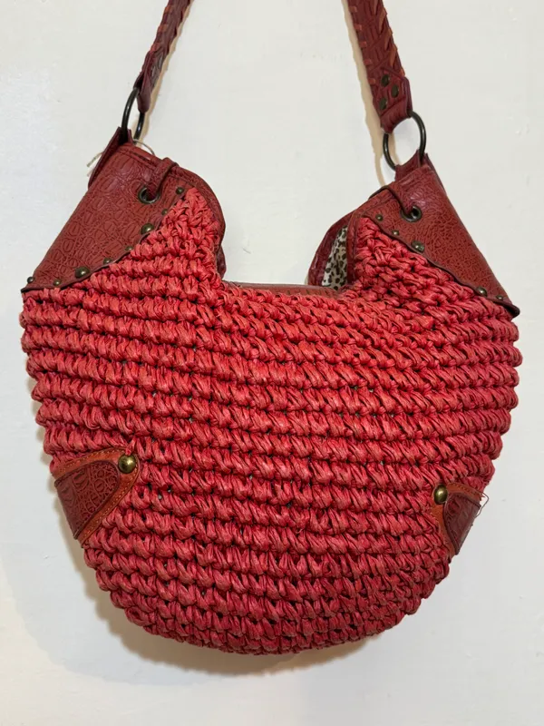 Cartera roja con hebilla rafia y cuero
