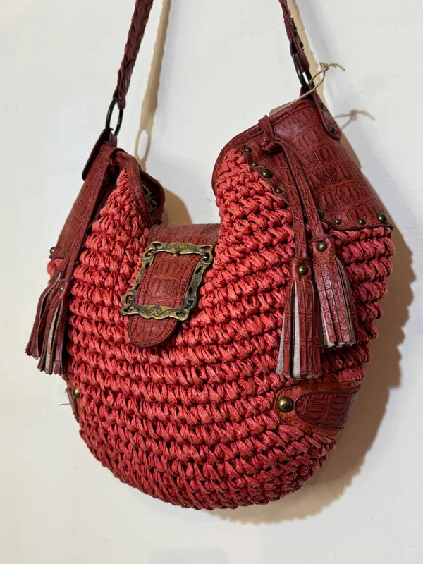 Cartera roja con hebilla rafia y cuero