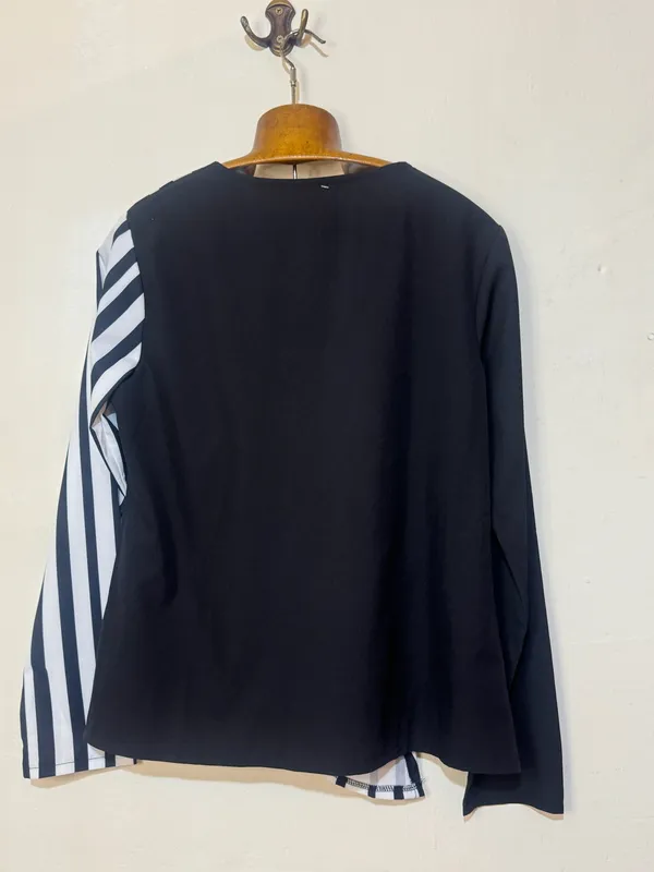 Blusa cruzada blanca y negra