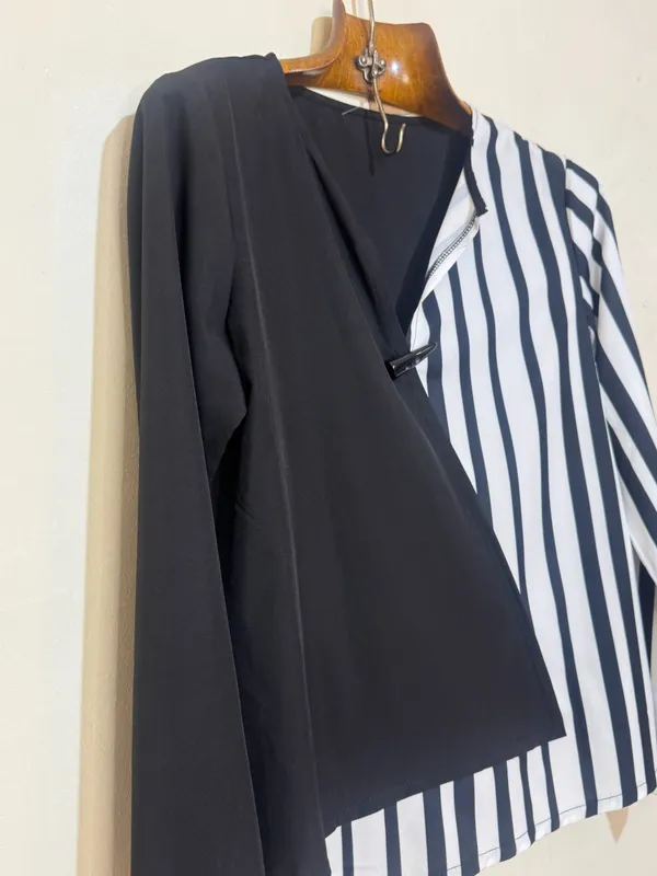 Blusa cruzada blanca y negra