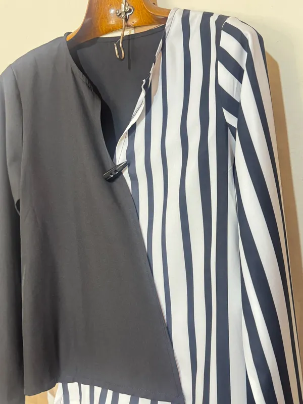 Blusa cruzada blanca y negra