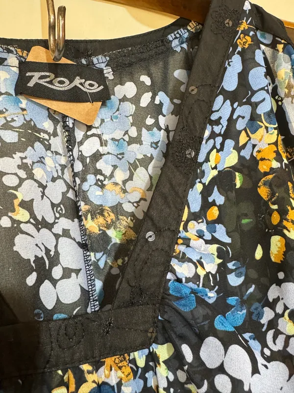 Blusón negro y azul estampado