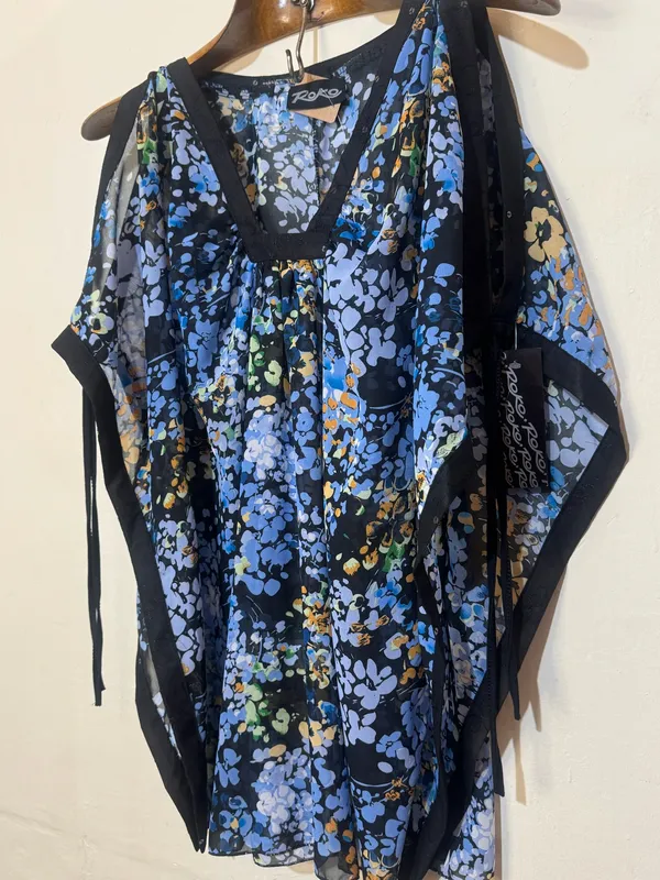 Blusón negro y azul estampado