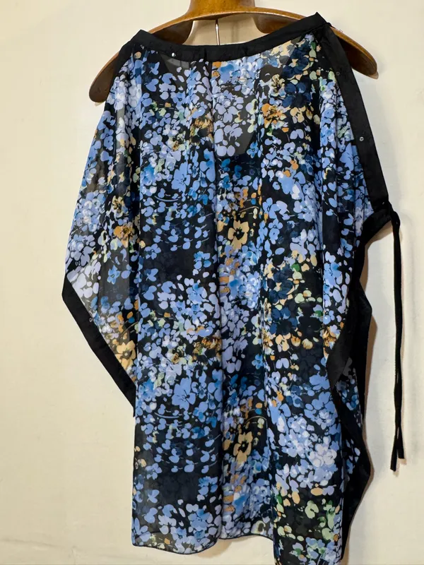 Blusón negro y azul estampado