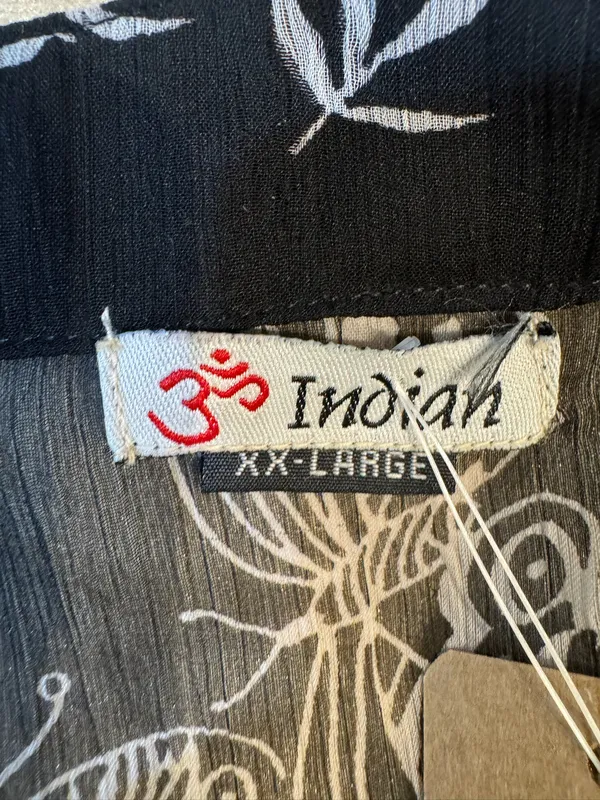 Blusa con mariposas blancas