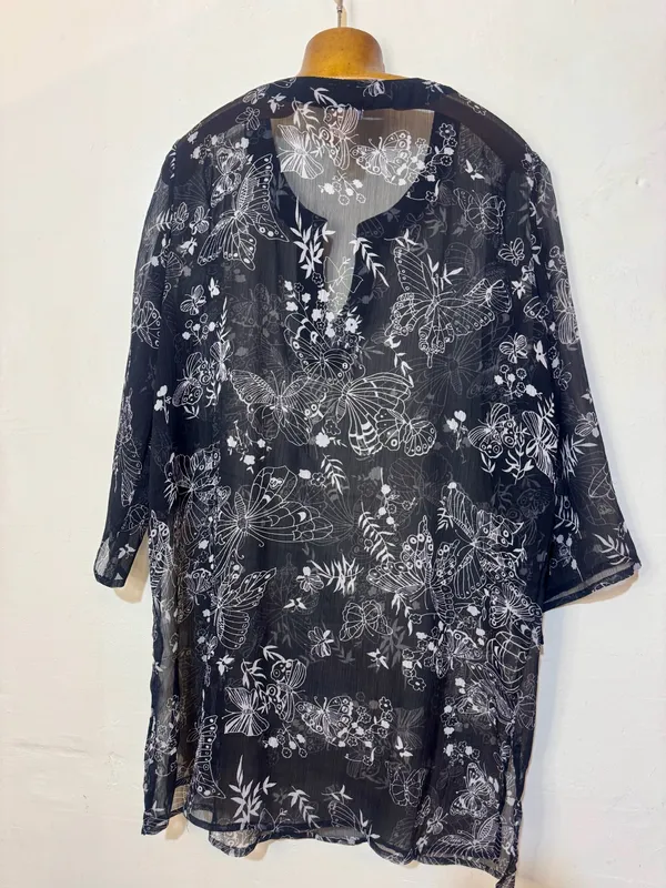 Blusa con mariposas blancas