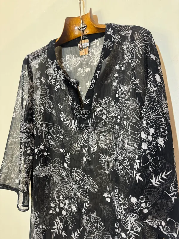 Blusa con mariposas blancas