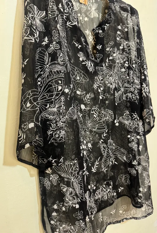 Blusa con mariposas blancas