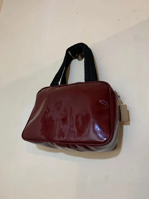 Cartera imitación charol bordó