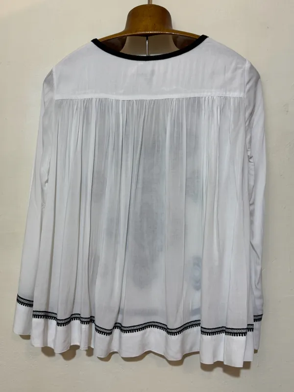 Blusa blanca con bordados en negro