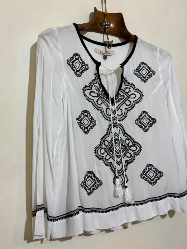 Blusa blanca con bordados en negro