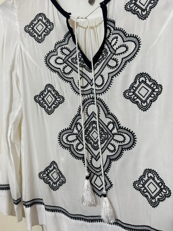 Blusa blanca con bordados en negro
