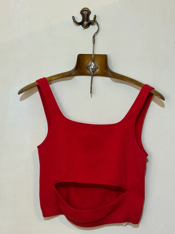 Top rojo cut out