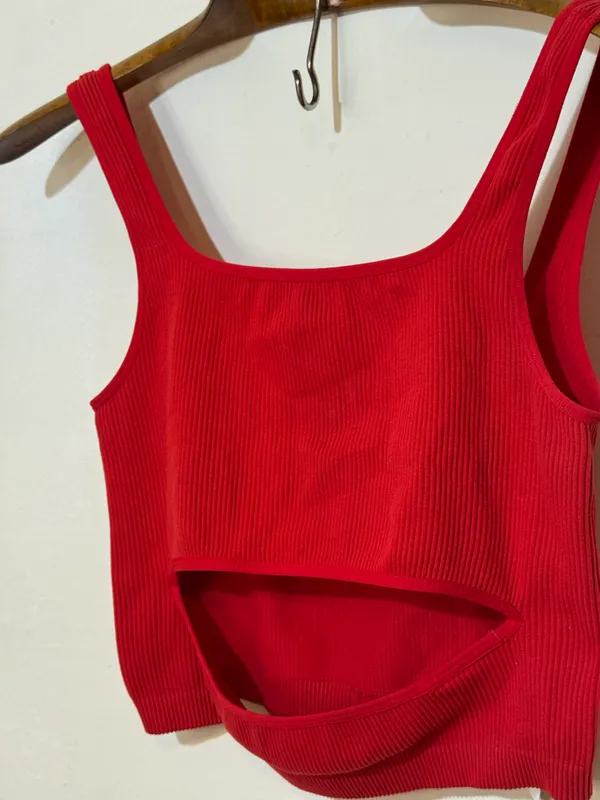 Top rojo cut out