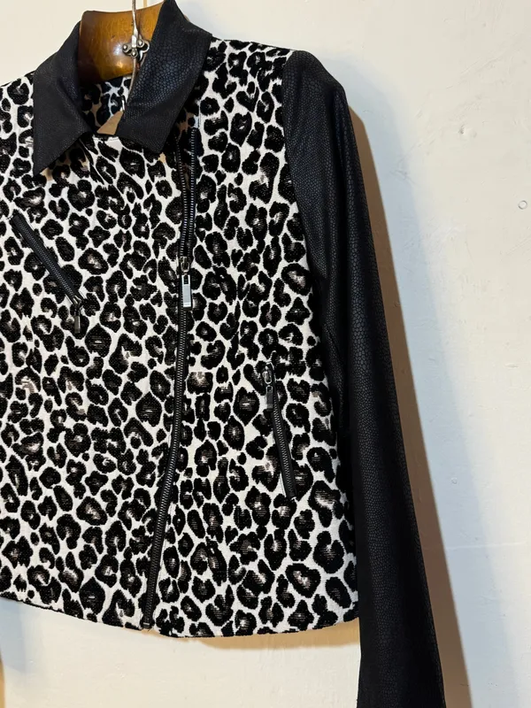 Campera animal print manga cuero