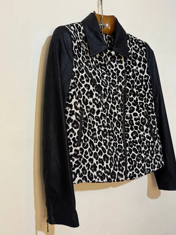 Campera animal print manga cuero