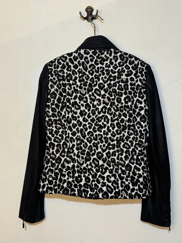 Campera animal print manga cuero