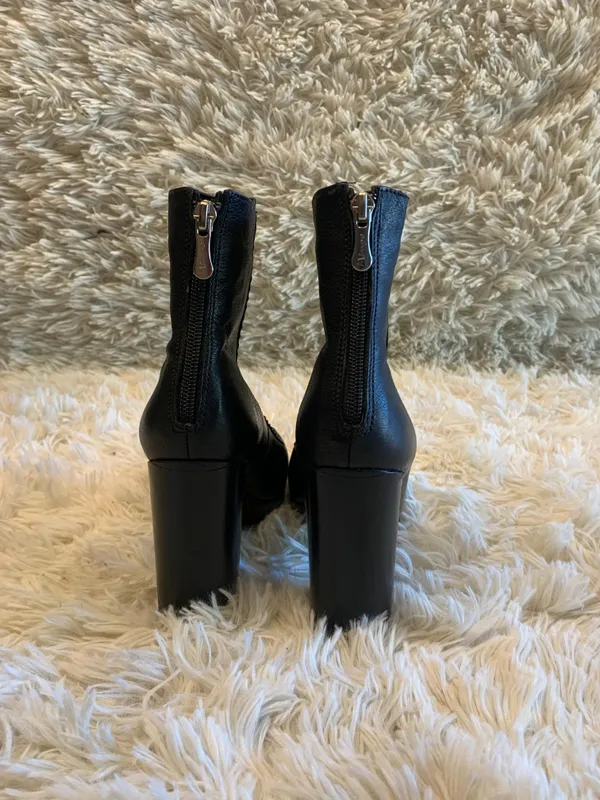 Botin cuero negro
