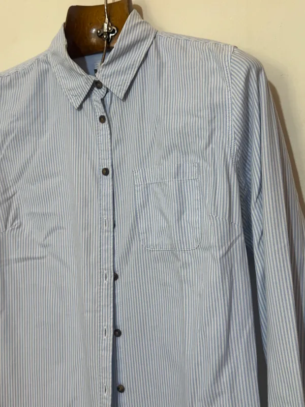 Camisa rayada celeste y blanca