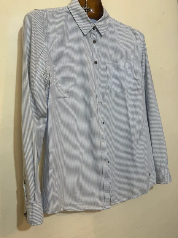 Camisa rayada celeste y blanca